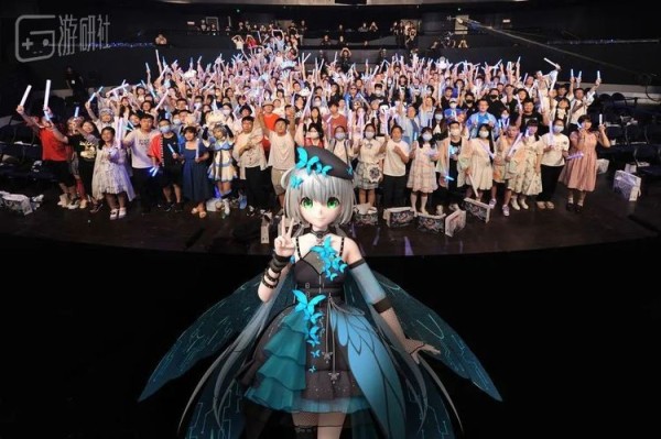 去年生日会上洛天依和粉丝的合照