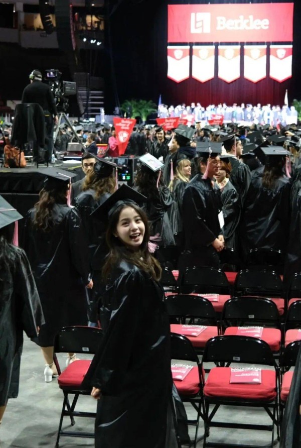 欧阳娜娜毕业典礼大翻车，千里赴美读专科？