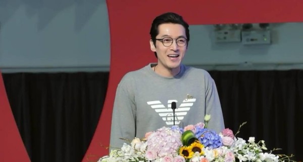 明星参加开学典礼，张杰胡歌备受争议，网友“两极化”严重