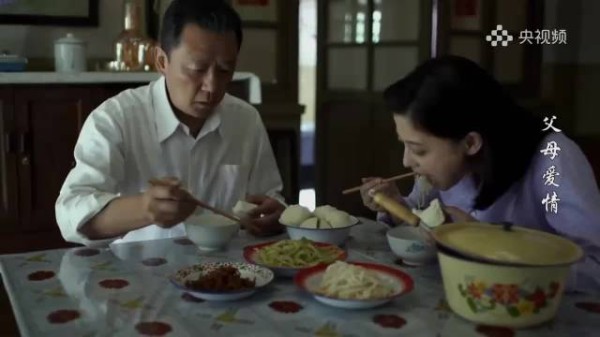 父母爱情：亚菲忍不住感慨，葛老师妥妥是麻雀变凤凰，转眼就成了首长夫人！