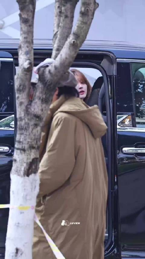 赵露思新综艺上班路透，像洋娃娃一样好萌好明媚