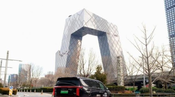 春晚的门槛有多高，大家都懂，但比上春晚更“显眼包”的是成为大腕儿明星接送的“御用座驾”，而这背后隐藏的门道才真正让人震撼-有驾