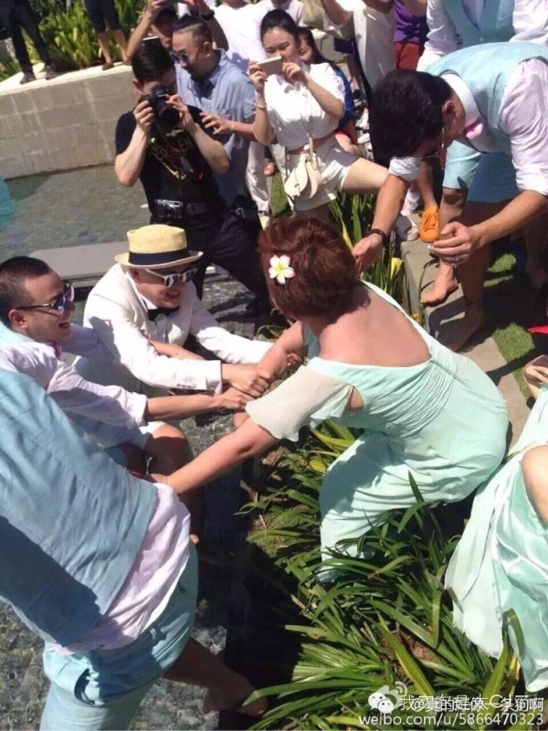 柳岩在包贝尔婚礼上被闹伴娘