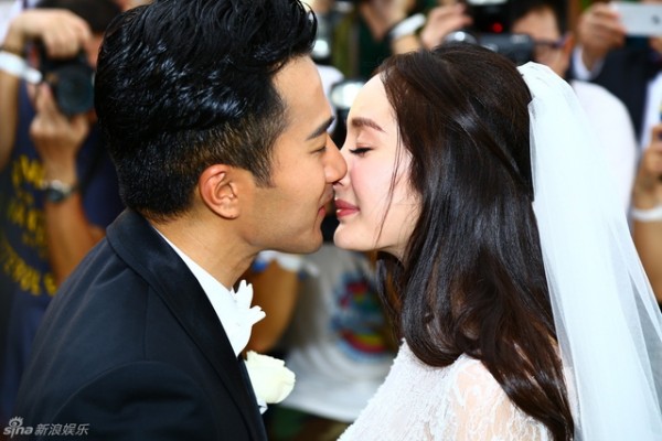 杨幂刘恺威完婚当众亲吻