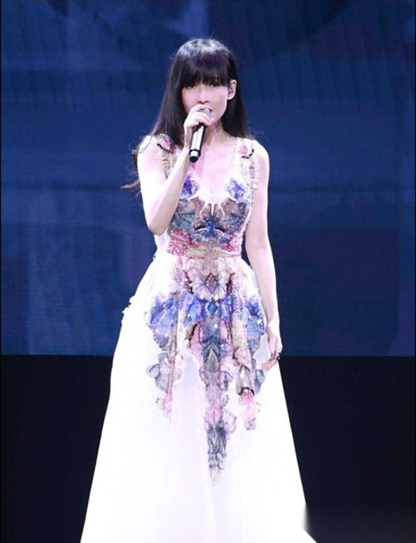 香港著名女歌手被粉丝建议引退，唱功下滑皮肤老化，曾为玉女领军