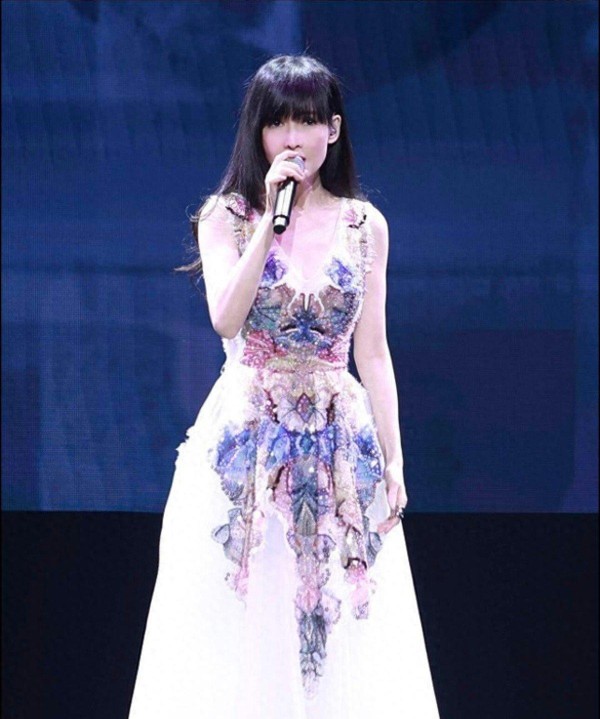 曾为玉女掌门人的香港知名歌者，遭粉丝劝退休，演唱气息不足皮肤松弛
