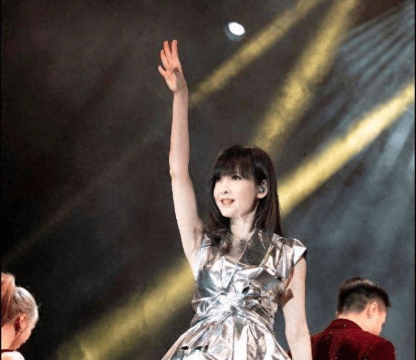 香港知名歌手被粉丝劝退休，唱歌气不足皮肤松弛，曾是玉女掌门人