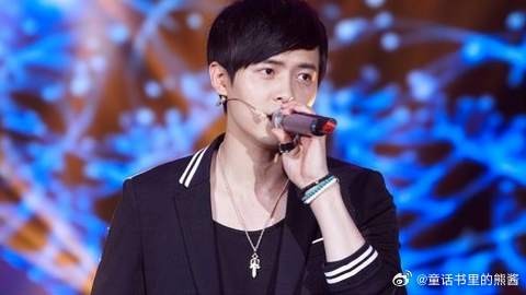 颖儿发文为付辛博庆生：包老师永远帅气18岁，心形蛋糕好浪漫