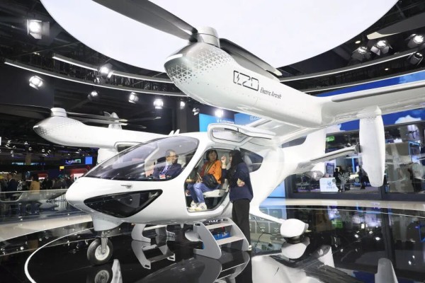 参观者在体验电动垂直起降飞行器 图源：新华社