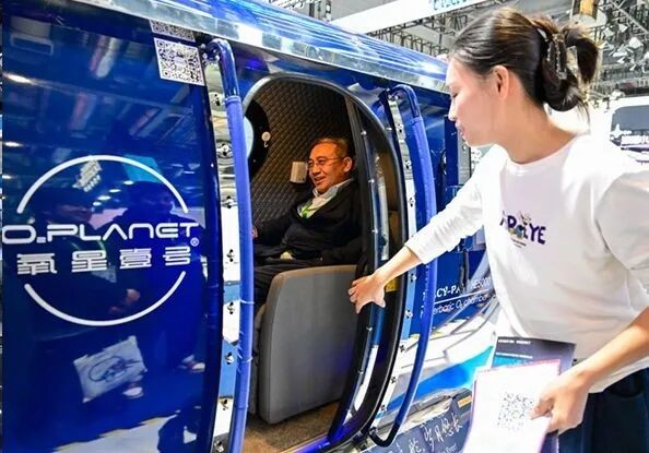 参观者在体验一款适用于中老年群体的家用高氧舱 图源：新华社