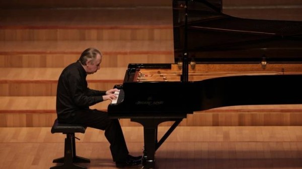 “普神”归来，69岁俄罗斯人民艺术家为申城冬夜谱写温暖旋律