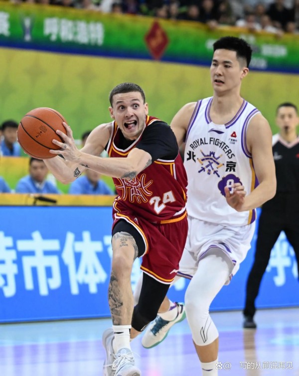 半夜两点秀操作，明明撞衫却死赖“设计不一样”，娱乐圈套路比剧本还多，网友看戏还是看尬闹？