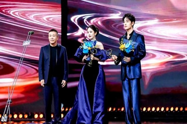 2025微博之夜落幕：肖战封王，杨幂加冕，完整荣誉榜单全公开