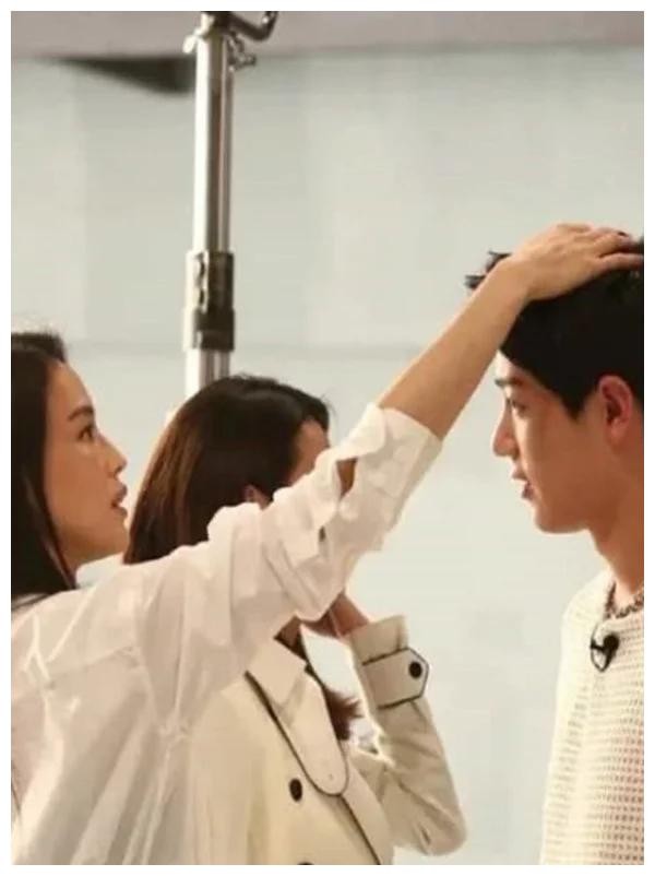 谢娜的知己，杨幂的知己，赵丽颖的知己，看到肖战：从不避嫌！