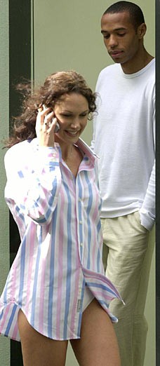 亨利同妻子闪电离婚 只为迎娶西班牙女明星