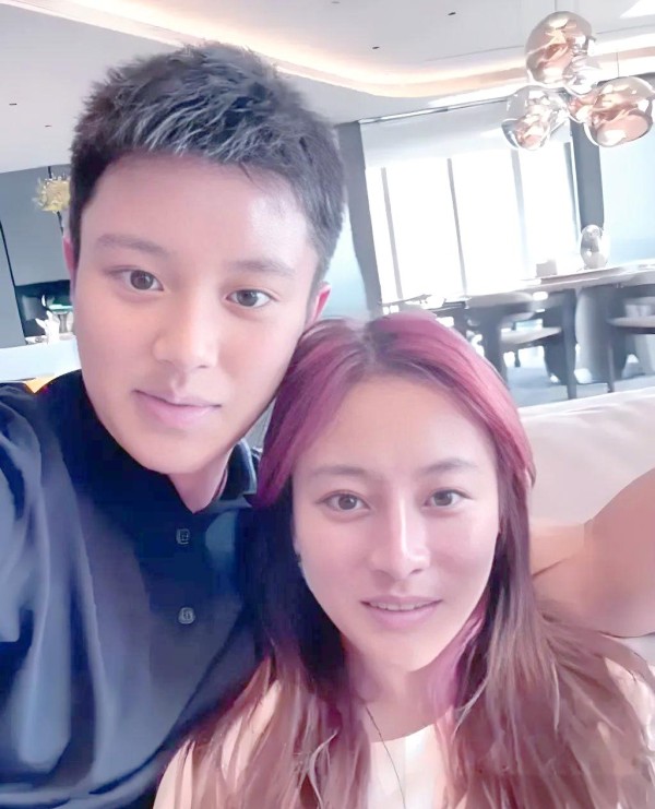 贾乃亮与李小璐：从模范夫妻到各自安好的成长之路