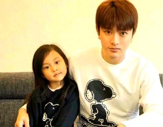 贾乃亮荧屏成就与私生活：在婚姻变故中的坚韧