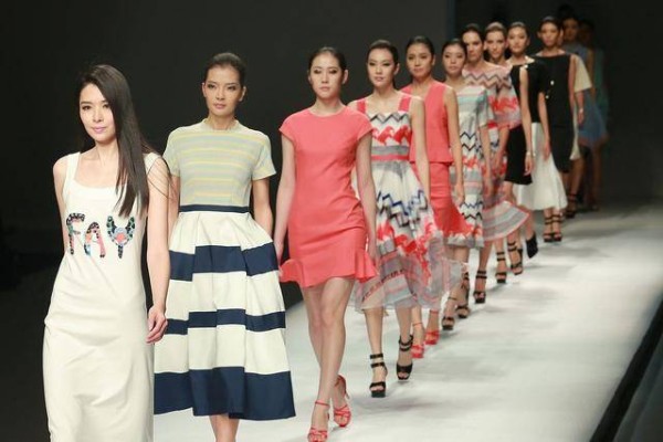 时尚之巅，四美争艳：杨幂刘亦菲刘诗诗倪妮同场走秀