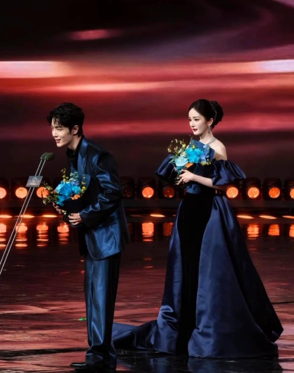 杨幂抢C位 肖战惨遭出局后续大反转 杨幂直接贴脸开大 肖战鞠躬道歉