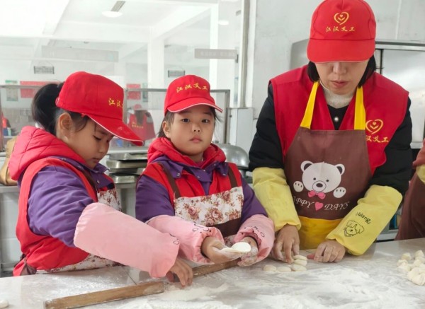 姐妹花三年志愿服务暖人心 十岁双胞胎成社区“小明星”