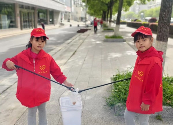 姐妹花三年志愿服务暖人心 十岁双胞胎成社区“小明星”