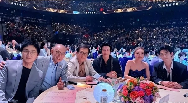 大湾区晚会，三代顶流同坐主桌！成龙王力宏肖战世纪同框有何寓意