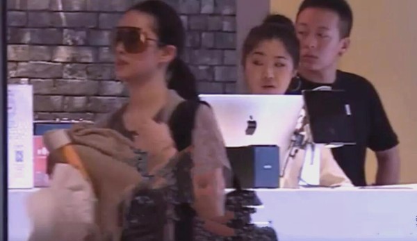 刘亦菲健身房低调现身，健身塑形态度引发关注