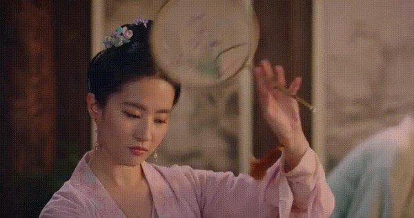 刘亦菲与卞瑞英健身对话引发的热议及其成就