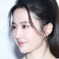 刘亦菲打羽毛球