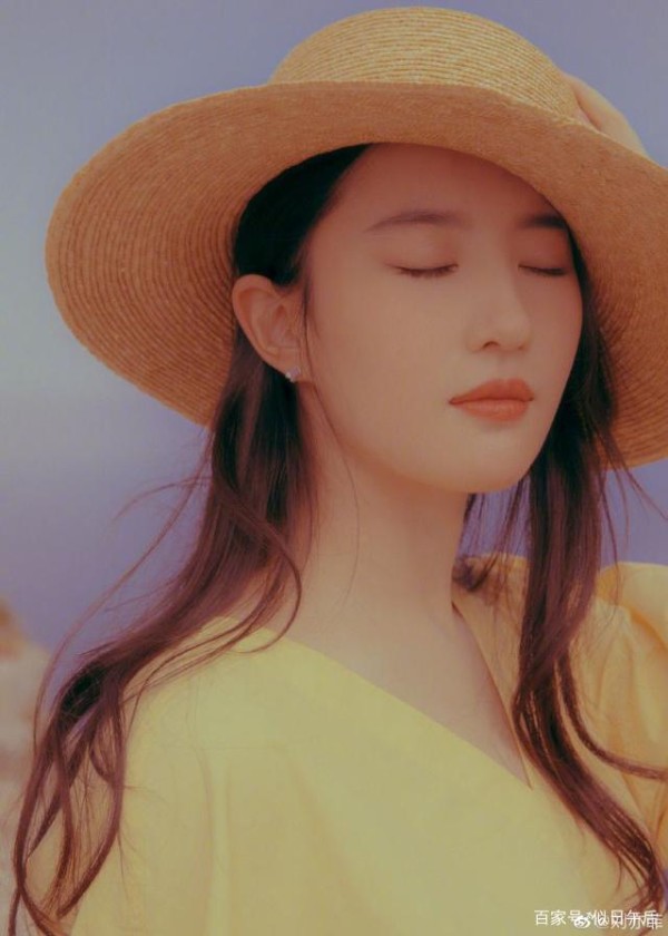 32岁刘亦菲健身有成效瘦了不少，黑T恤搭配碎花长裙时髦苗条！