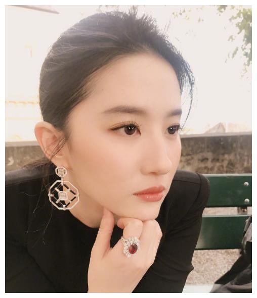 刘亦菲晒健身照，肌肉线条明显，粉丝直呼受不了