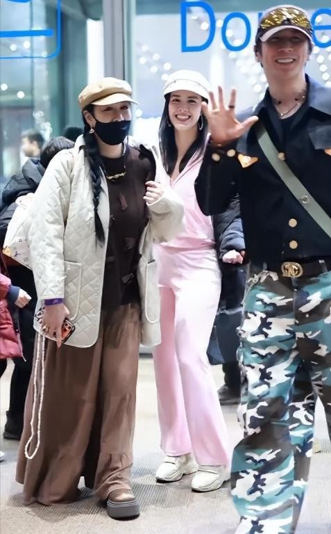 钟丽缇近照曝光翻车？一身宽松衣服凸显肚腩，和张伦硕同框被嘲像两代人