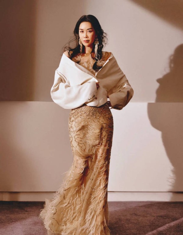 那英穿亮钻羽毛裙气质优雅自信