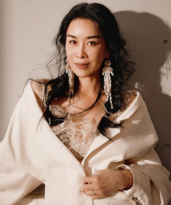 那英佩戴超大耳坠十分吸睛。