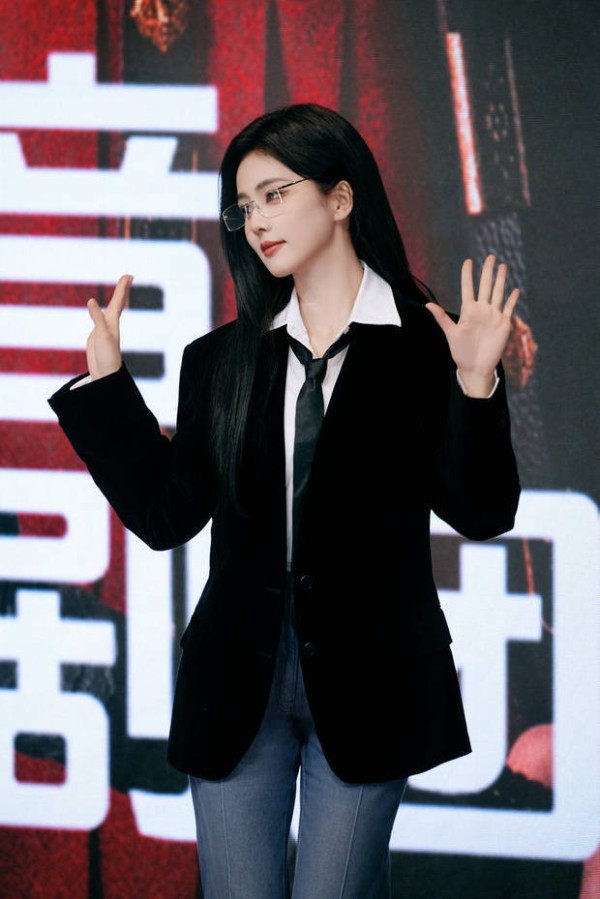 白鹿对观众打招呼。