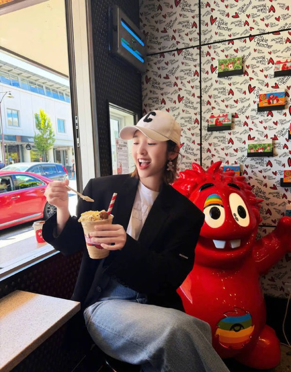 唐艺昕晒旅游美照笑容灿烂！打卡美景惬意感十足