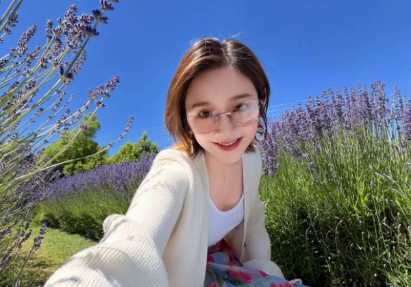 唐艺昕打卡各地美景。