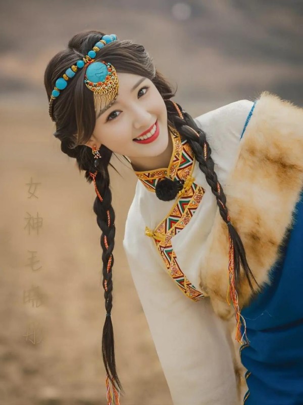 毛晓彤：从“尘埃”到央视顶流，分手后活成了撕碎标签的大女主