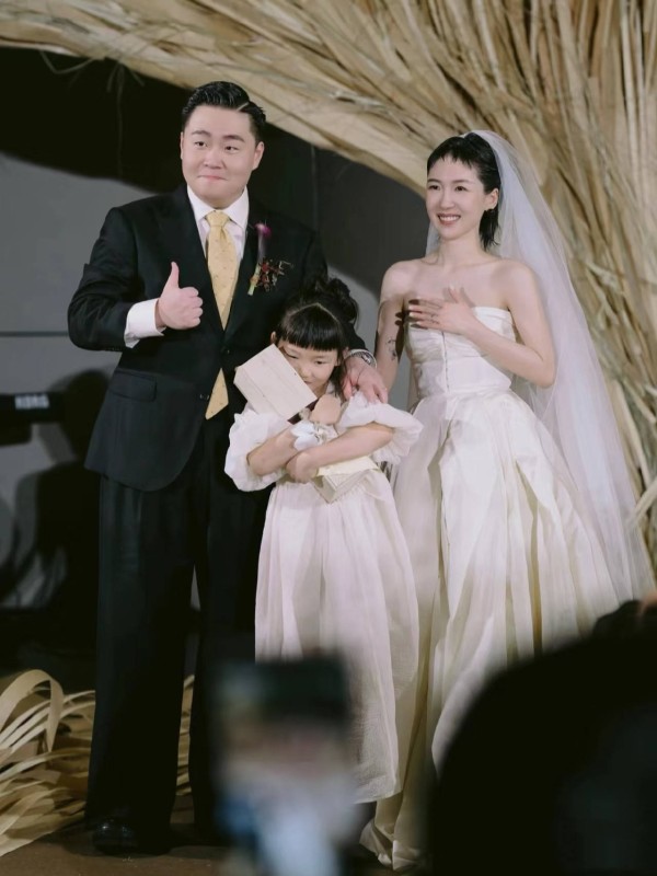 郝劭文随老婆回娘家，10岁继女超150高又瘦，11个月女儿肉腿抢镜