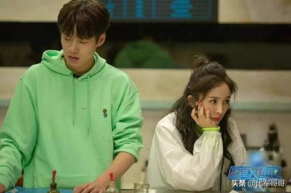 恋爱早就有迹可循？杨幂与魏大勋被曝疑似同居，揭秘两人恋情内幕