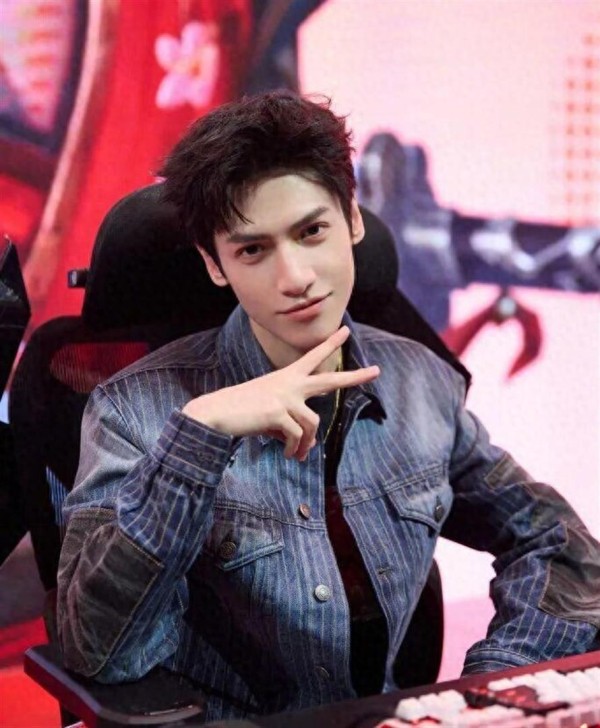 罗云熙陈瑶恋情登上热搜，罗云熙方发布声明否认恋情，陈瑶工作室未公开回应.