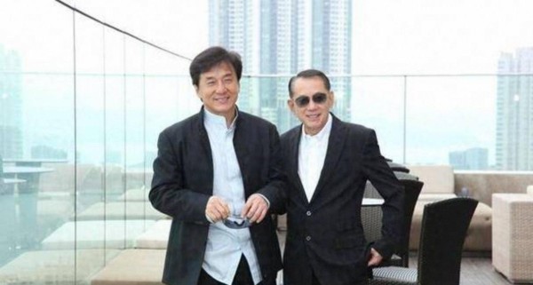 成龙手一放，杨受成秒起，不是护崽而是合同写死了，经纪人必须站你身后，镜头一对准就反应迅速