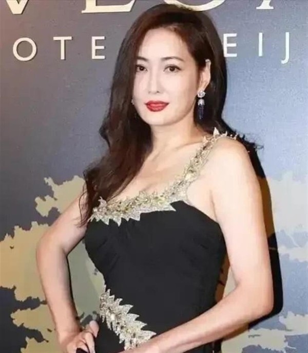 就算年过半百，岁月催人老，但孟广美每次出现，都会令人眼前一亮