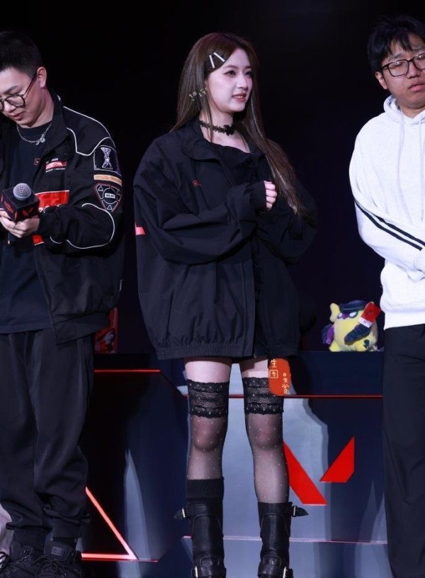 欧阳娣娣巡回广州站，生图美貌又萌又甜，黑丝穿搭很亮眼