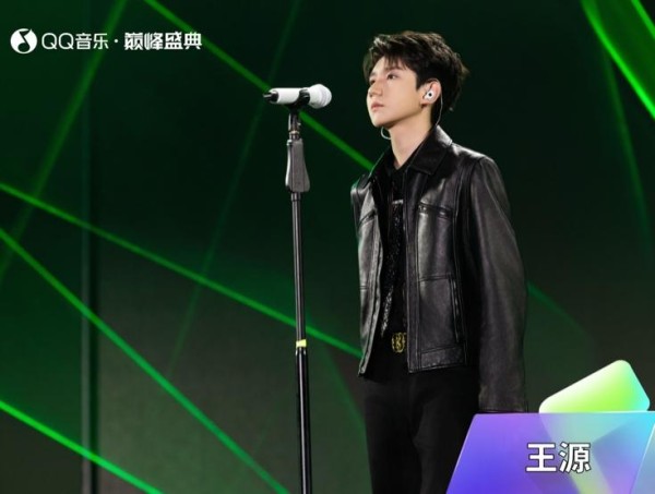 年度巅峰音乐人王源现场献唱两首原创歌曲。
