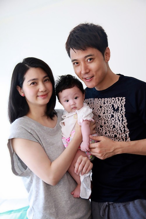 张丹峰洪欣夫妇与女儿合影