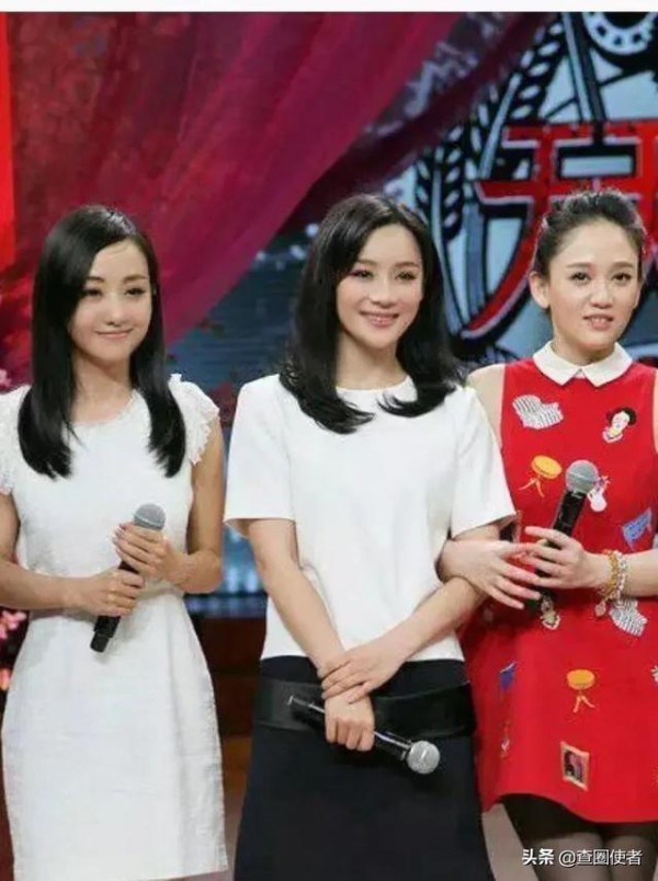 女星闺蜜合照，杨幂唐嫣刘诗诗赵丽颖，你觉得谁跟谁的面相最相似