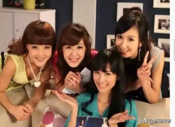 女星闺蜜合照，杨幂唐嫣刘诗诗赵丽颖，你觉得谁跟谁的面相最相似
