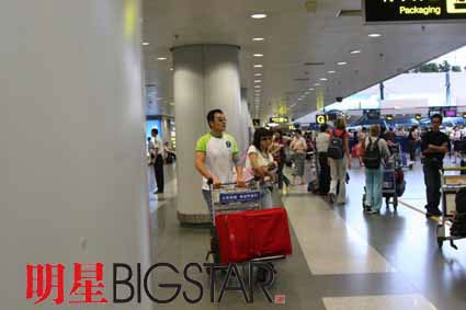 刘威变身24孝女婿“刘杨恋”山城揭密(组图)