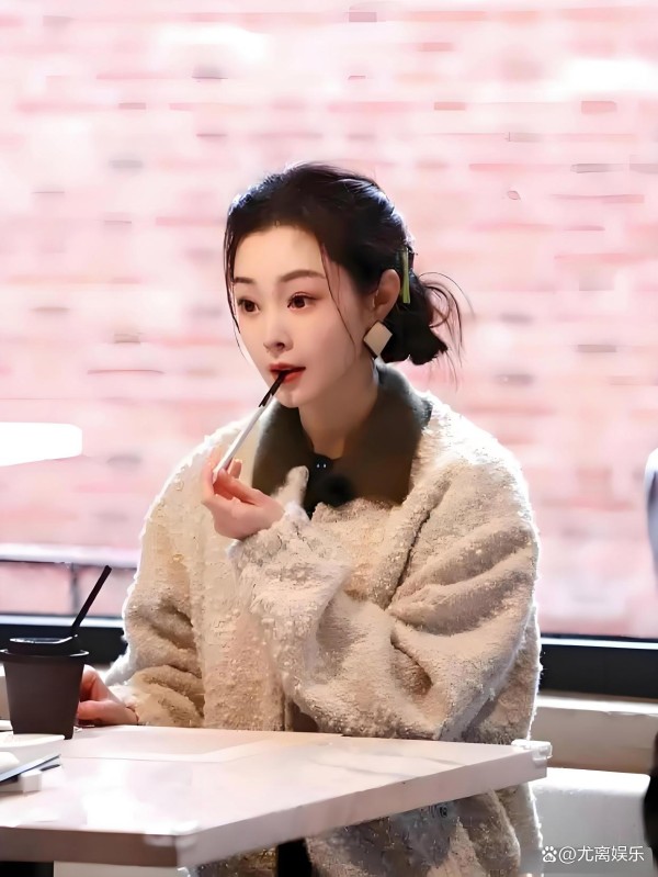 宋轶综艺造型图惊艳亮相，甜美治愈形象引发热议